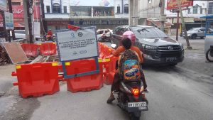 Warga Keluhkan Proyek PDAM di Simpang Jalan Imam Munandar-Gunung Papandayan