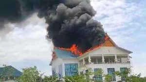 Gedung Dinas Perhubungan Pekanbaru Terbakar Hebat