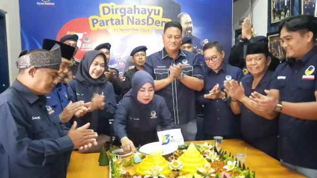 DPW NasDem Riau Potong Tumpeng, Rayakan HUT ke-13