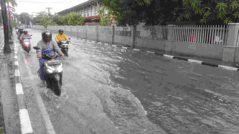 Hujan Tiga Jam, Banjir Merendam Jalan di Pekanbaru