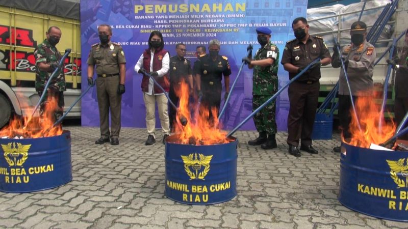 Bea Cukai Riau Musnahkan Rokok Ilegal dan Miras Rp 44 Milyar