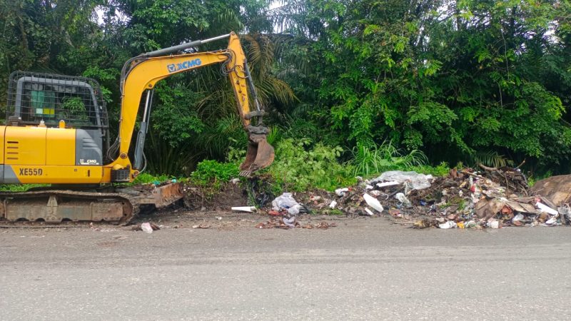 Pj Wako Pekanbaru Turunkan Alat Berat, Bersihkan Sampah di Kulim