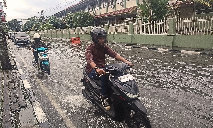 Banjir Merendam Ruas Jalan di Pekanbaru