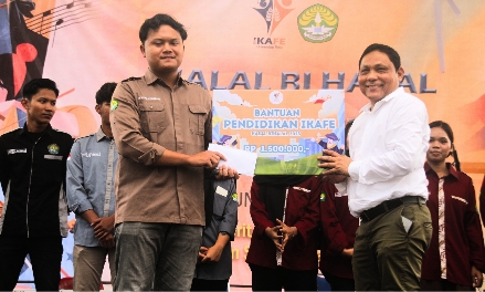 Halal Bihalal Ikafe Unri Meriah, Alumni Serahkan Bantuan Pendidikan