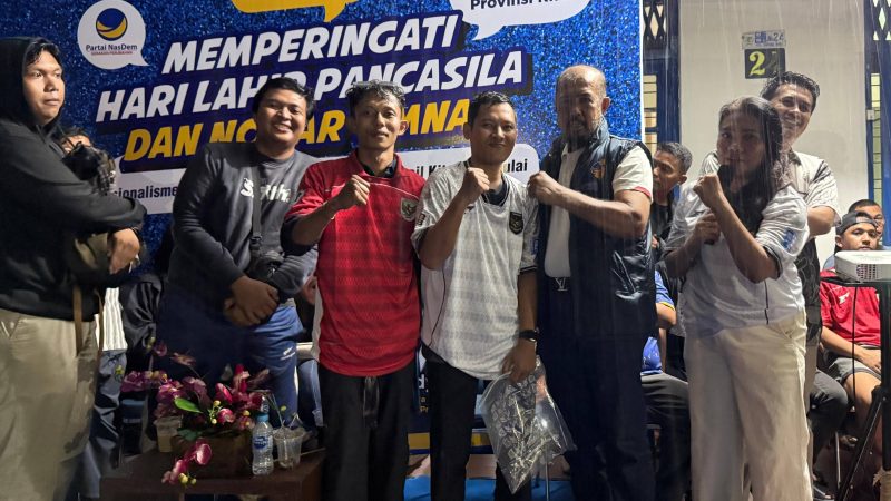 Ratusan Orang Nobar Indonesia VS China di Kantor NasDem Riau