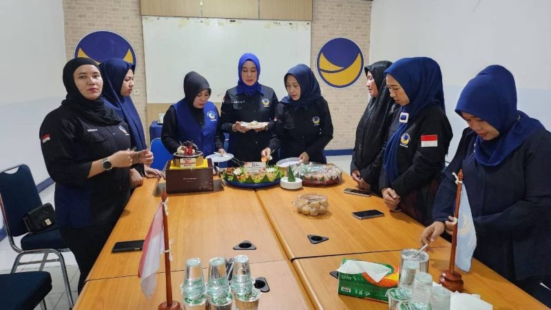 Rayakan Ulang Tahun ke-14, Garnita Malahayati NasDem Riau Potong Tumpeng