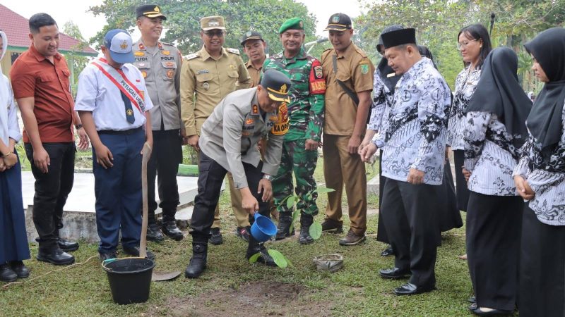 Green Policing, Kapolres Rokan Hilir Tanam Pohon di SMPN 6