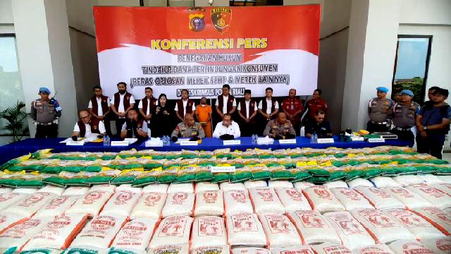 Polda Riau Sita Beras Oplosan di Puluhan Minimarket