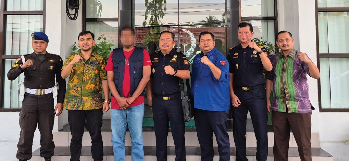 Bea Cukai Riau Serahkan Tersangka Penyelundupan Rokok Ilegal ke Kejati Riau